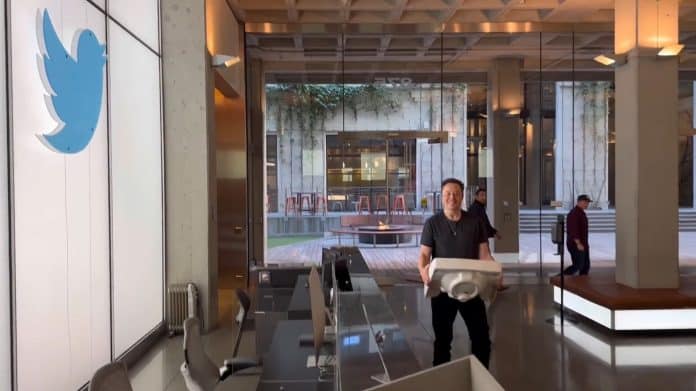 Elon Musk entrando com uma pia na sede do Twitter.