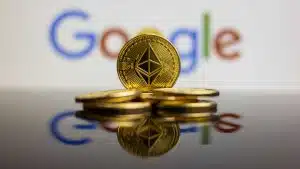Logotipo do Google e moedas físicas de Ethereum.