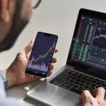 Investidor usando corretora de criptomoedas.
