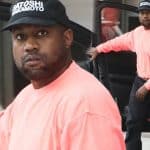 Kanye West, também conhecido como Ye, usando um boné de Satoshi Nakamoto, criador do Bitcoin.