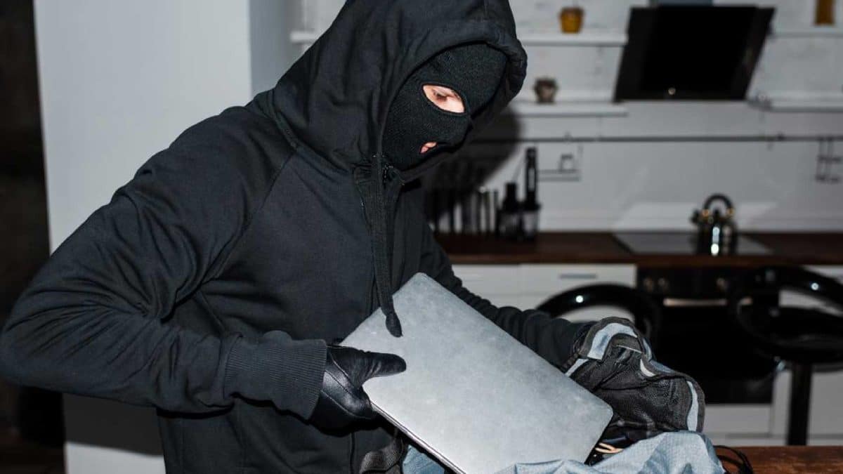 ladrão-roubando-laptop