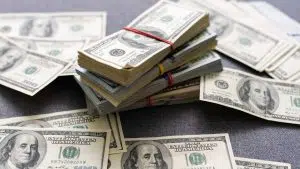 Maços de dólar.