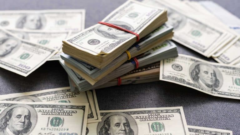 Maços de dólar.