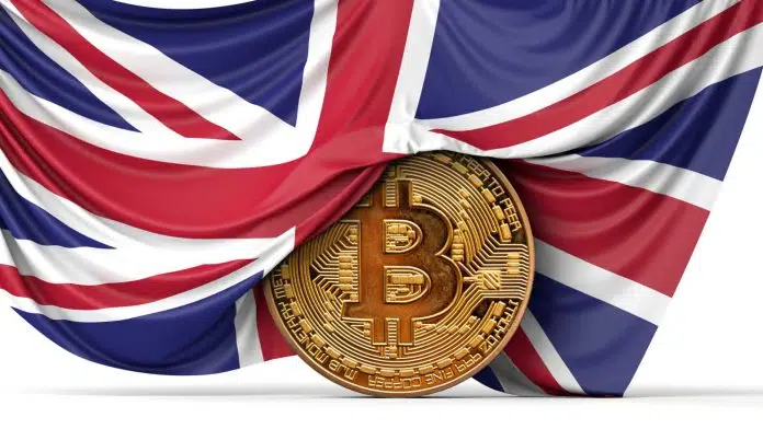 Bandeira do Reino Unido sobre moeda de Bitcoin.