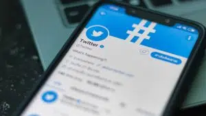 Aplicativo do Twitter em smartphone.