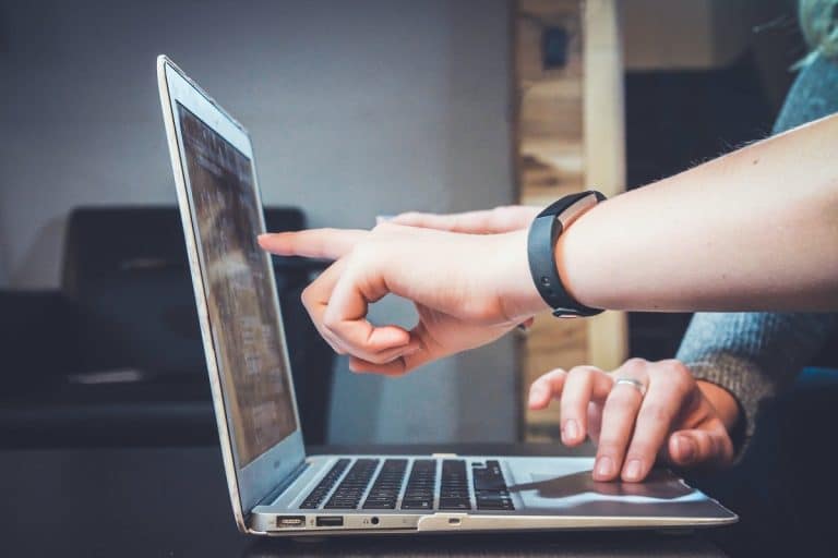 Alunos apontando para tela de computador