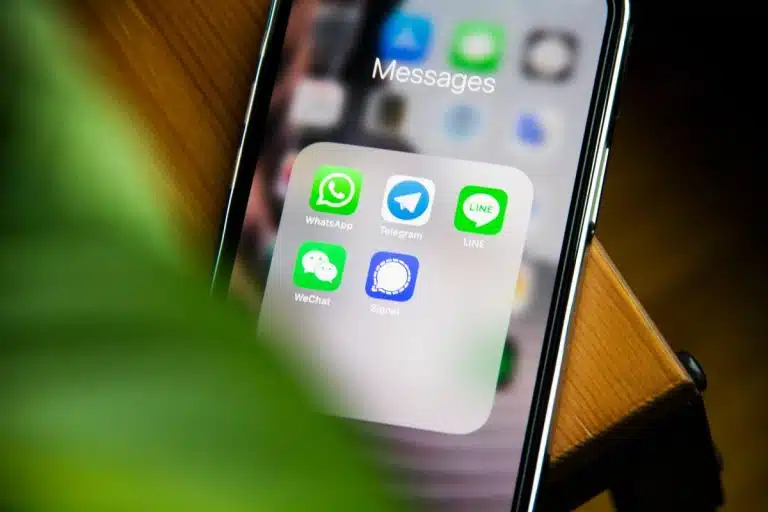 Aplicativos de mensagens em celular, WhatsApp e Telegram são os dois primeiros