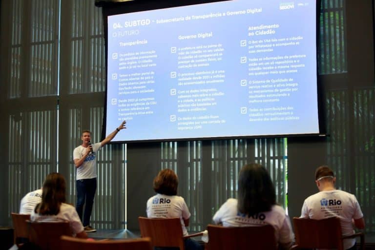 Bruno Bondarovsky, subsecretário de Governo Digital do Rio de Janeiro em palestra para servidores