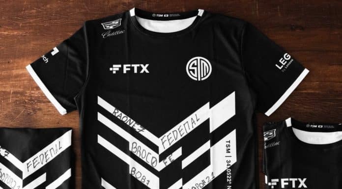 Camiseta com a marca da TSM e FTX