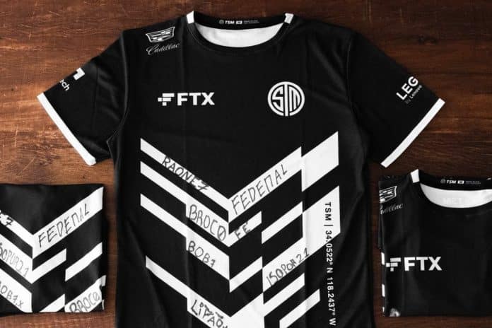 Camiseta com a marca da TSM e FTX