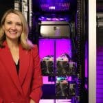 Foto Prefeita Mattie Parker posa com as máquinas de mineração de Bitcoin da startup localizadas no data center da cidade