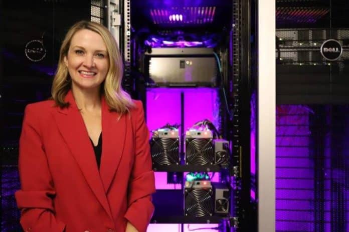 Foto Prefeita Mattie Parker posa com as máquinas de mineração de Bitcoin da startup localizadas no data center da cidade