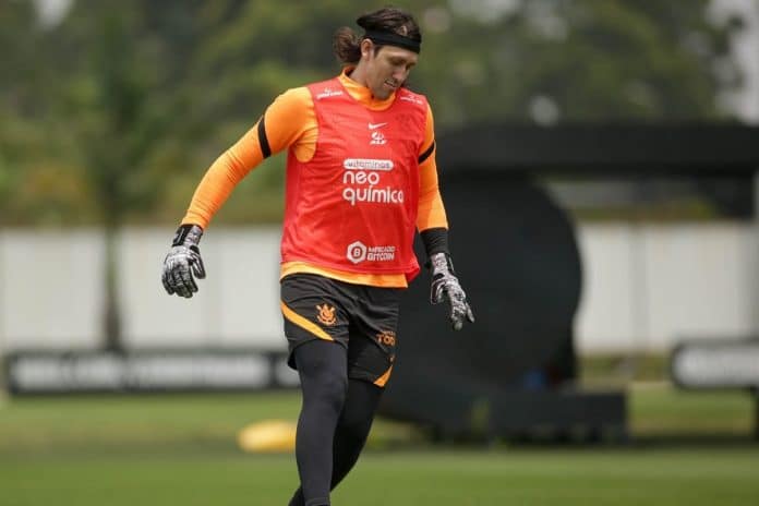 Goleiro Cássio com camisa de treino com patrocínio do Mercado Bitcoin no Corinthians