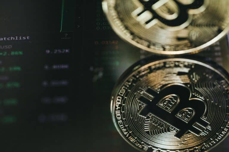 Imagem de bitcoin espelhado em tela de negociações