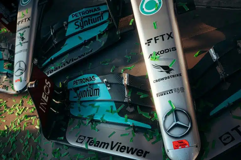 Imagem de carro da Fórmula 1 da Mercedes, patrocinado pela corretora FTX