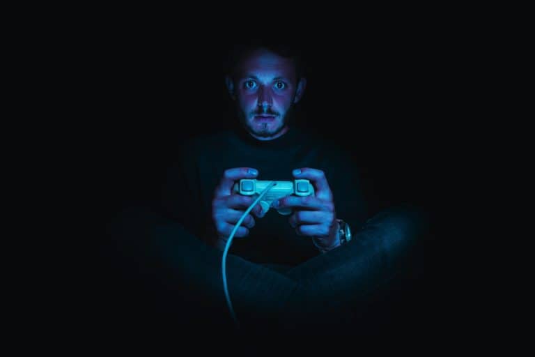 Jovem gamer preocupado com controle na mão