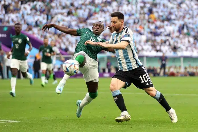 Leo Messi da Argentina em disputa de bola com jogador da Arábia Saudita, na primeira partida da Copa do Mundo 2022 da seleção perde