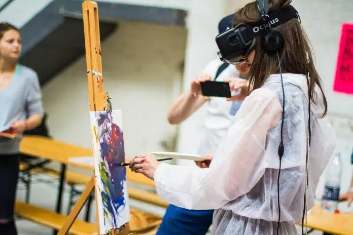 Mulher pintando quadro enquanto usa óculos de realidade virtual do metaverso