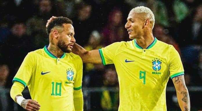 Richarlison e Neymar em partida pela Seleção Brasileira de Futebol, ambos jogadores já lançaram seus NFTs