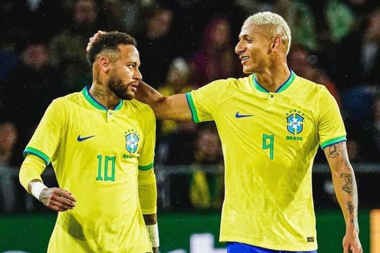 Richarlison e Neymar em partida pela Seleção Brasileira de Futebol, ambos jogadores já lançaram seus NFTs