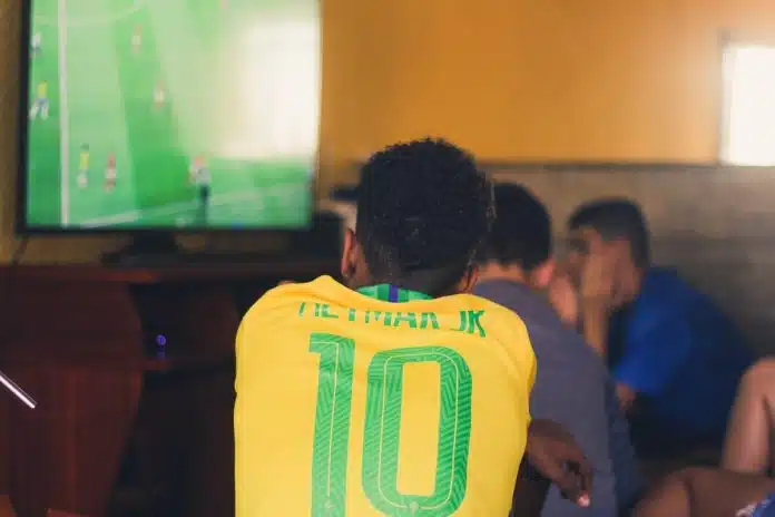 Torcedor acompanhando partida com a camisa da Seleção Brasileira de Neymar