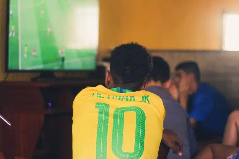 Torcedor acompanhando partida com a camisa da Seleção Brasileira de Neymar