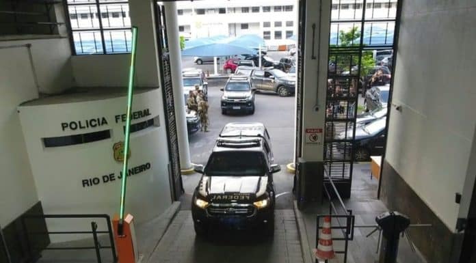 Viatura da PF entrando em sede no Rio de Janeiro na Operação Smoke Free