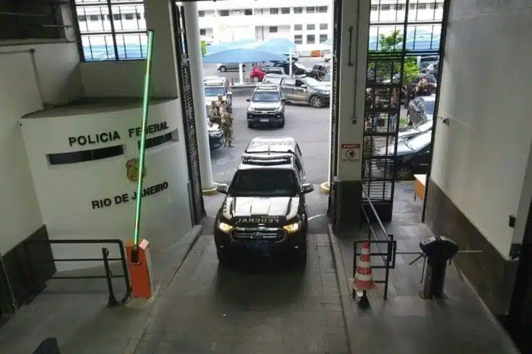 Viatura da PF entrando em sede no Rio de Janeiro na Operação Smoke Free