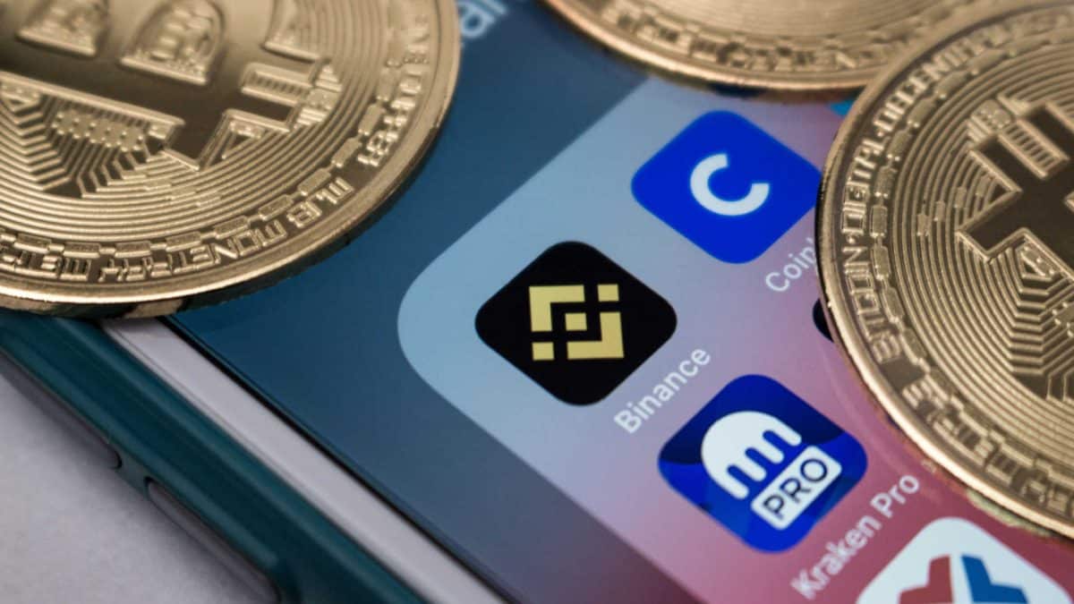Aplicativos da Binance e Kraken em smartphone.