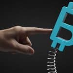 mão balançando bitcoin
