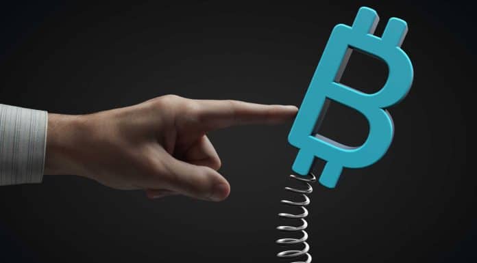 mão balançando bitcoin