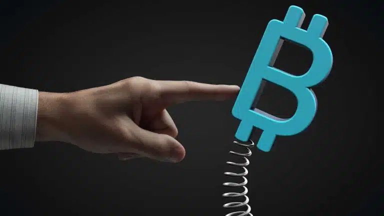 mão balançando bitcoin
