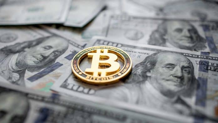 Notas de dólar e Bitcoin.