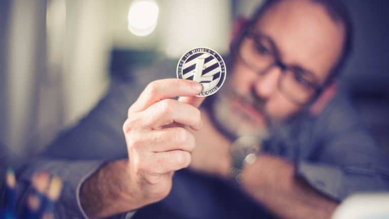 Investidor segurando criptomoeda litecoin.