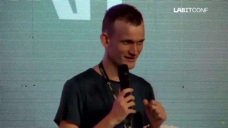 Vitalik Buterin, fundador do Ethereum, participando da Labitcoinf. Fonte: YouTube/Reprodução.
