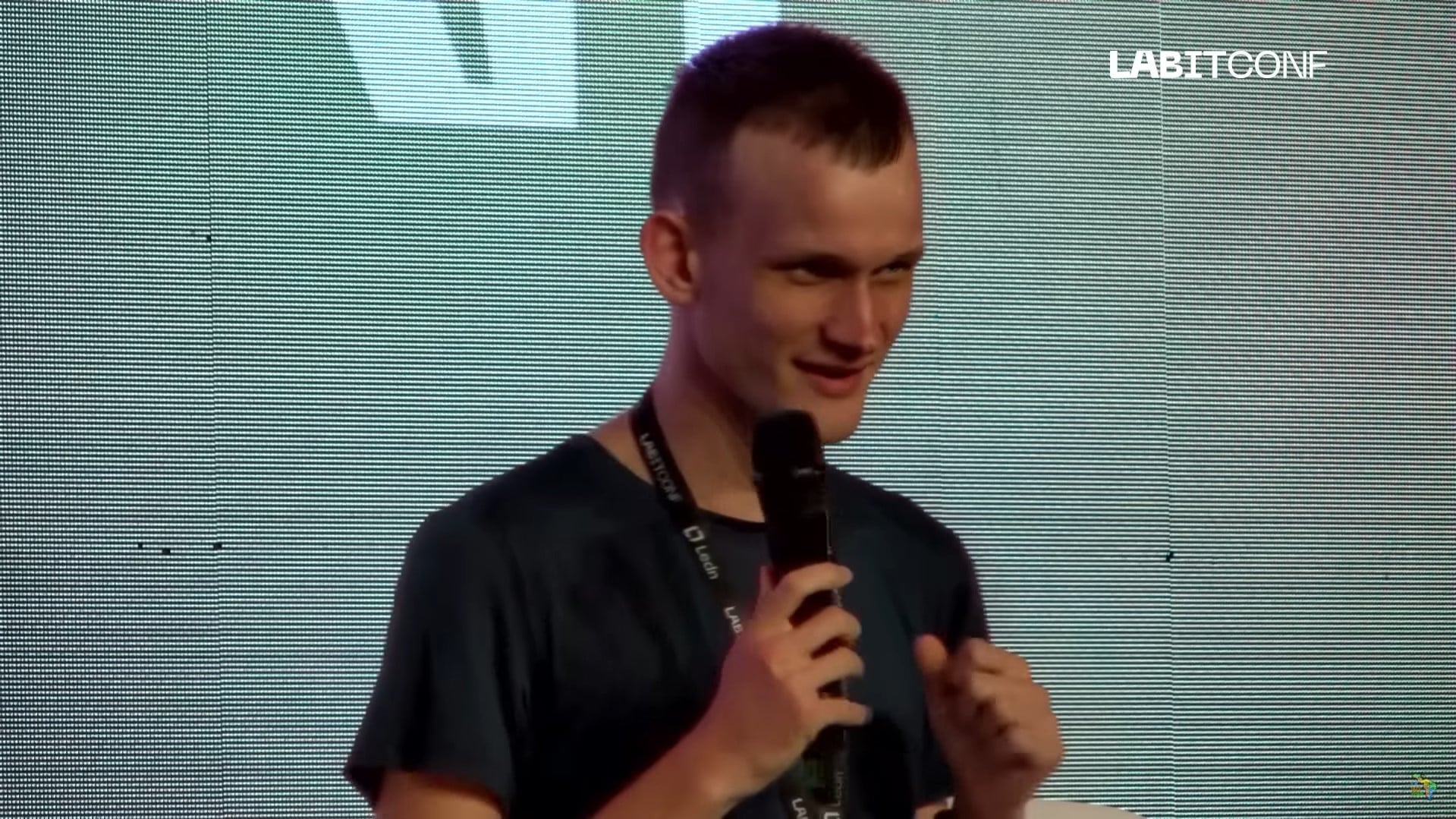 Vitalik Buterin, fundador do Ethereum, participando da Labitcoinf. Fonte: YouTube/Reprodução.