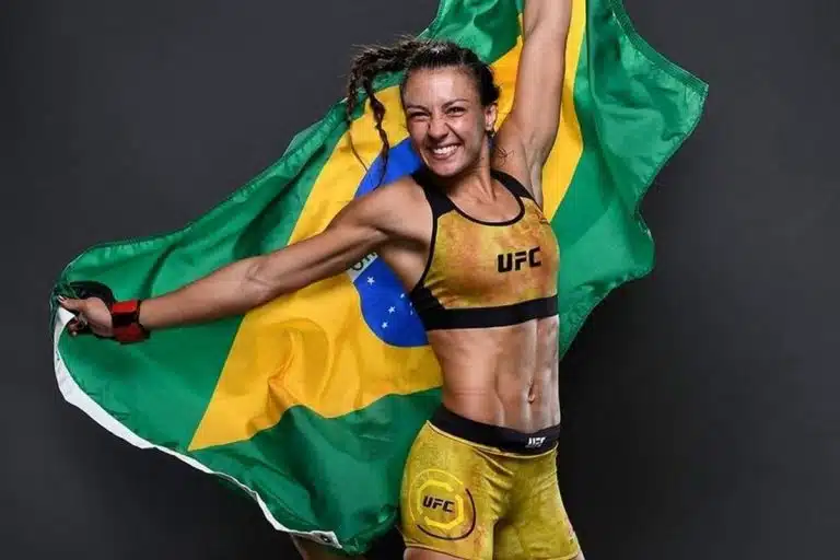 Amanda Ribas com bandeira do Brasil