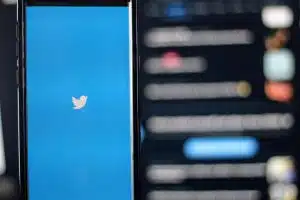 Aplicativo do Twitter em destaque, com fundo nublado