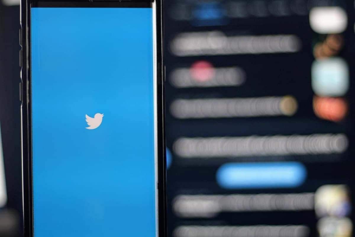 Aplicativo do Twitter em destaque, com fundo nublado