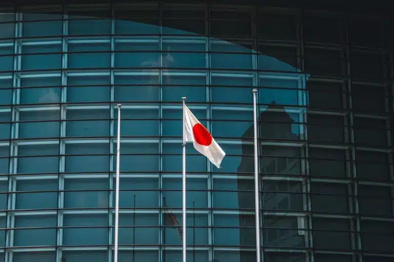 Bandeira do Japão próxima de edifício