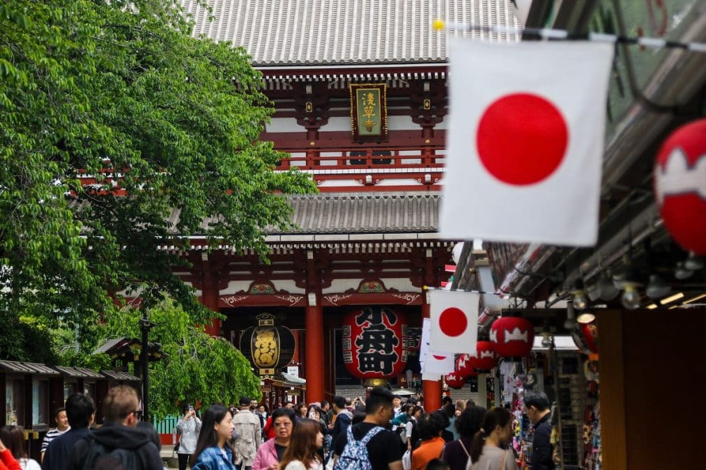 Bandeiras do Japão em comércios pelo país