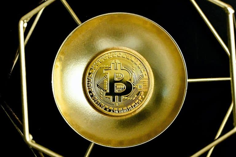 Bitcoin colocado em uma tigela dourada