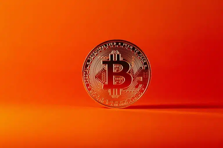 Bitcoin com fundo laranja comprando e vendendo
