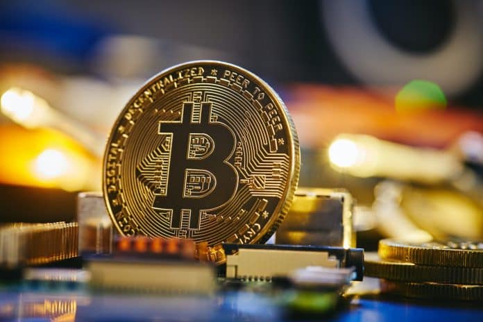 Bitcoin em meio a circuitos eletrônicos de mineração