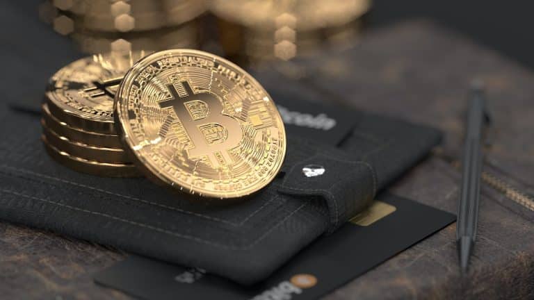 Bitcoin sobre carteira preta