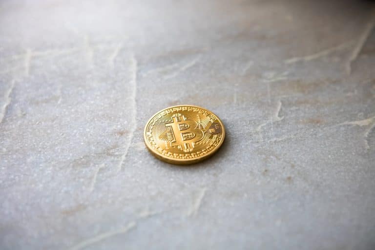 Bitcoin sobre pedra de mármore