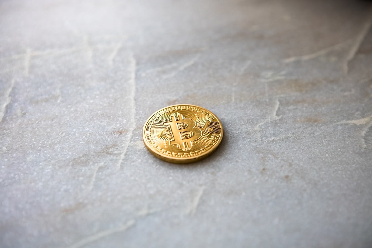 Bitcoin sobre pedra de mármore