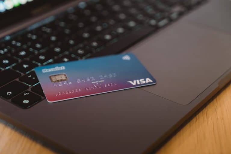Cartão da Visa em cima de notebook