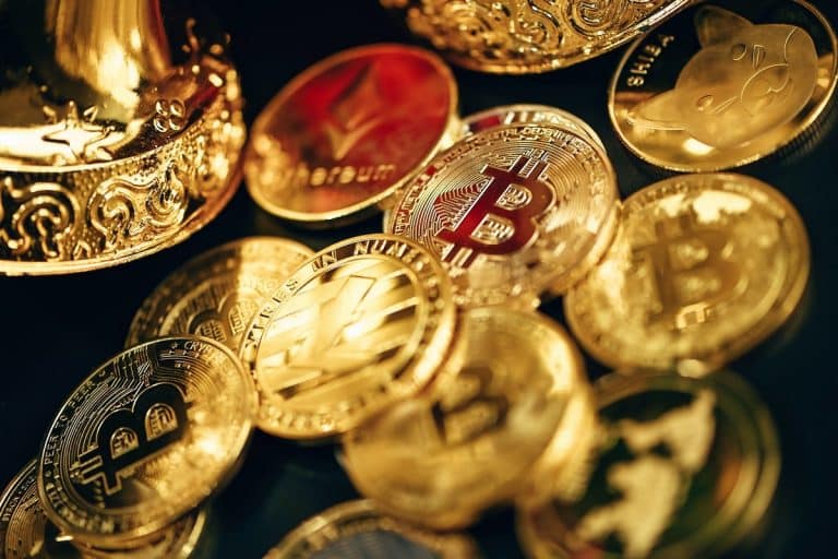 Criptomoedas próximas de sino de ouro