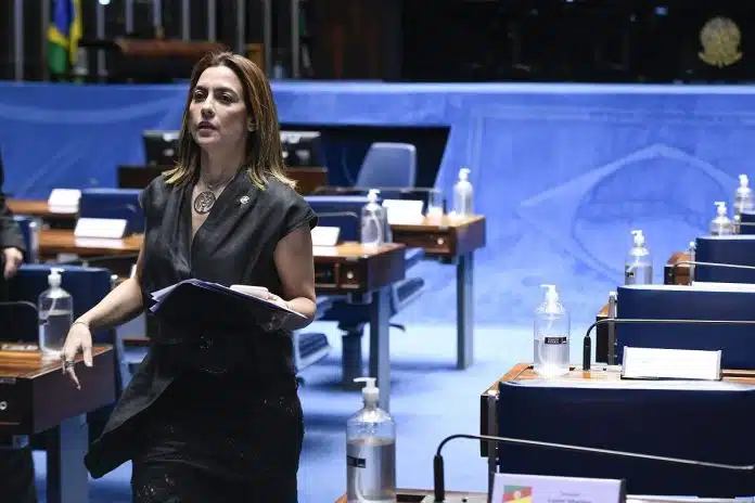 Em destaque, senadora Soraya Thronicke (União-MS) no Plenário do Senado Federal em 30 de novembro de 2022